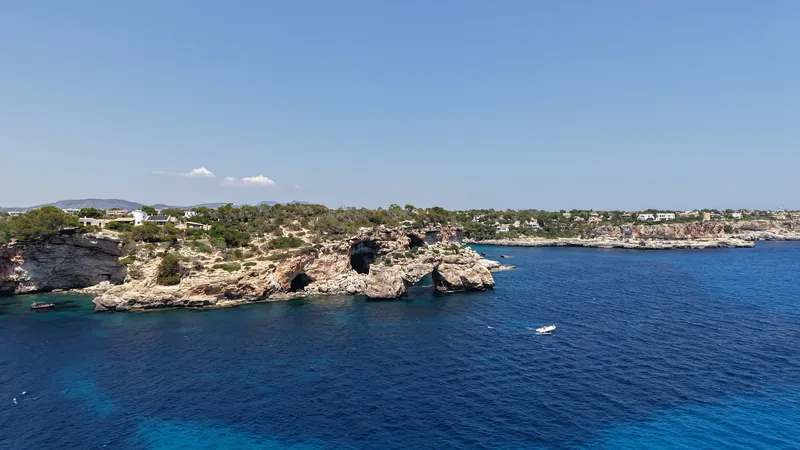 Acantilados y costa del sur de Mallorca fotografiados con dron