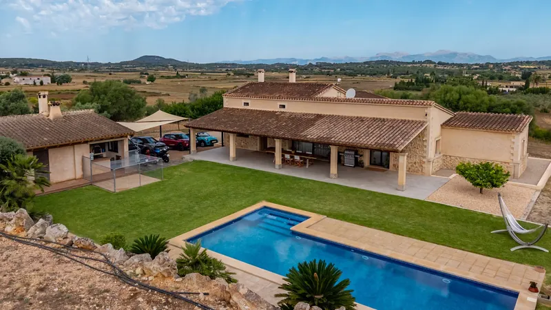 Finca con porche, césped y piscina con vistas a la sierra, fotografía aérea