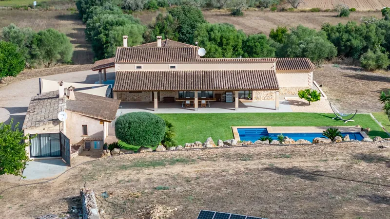 Finca rural de Mallorca con jardín y piscina, vista aérea