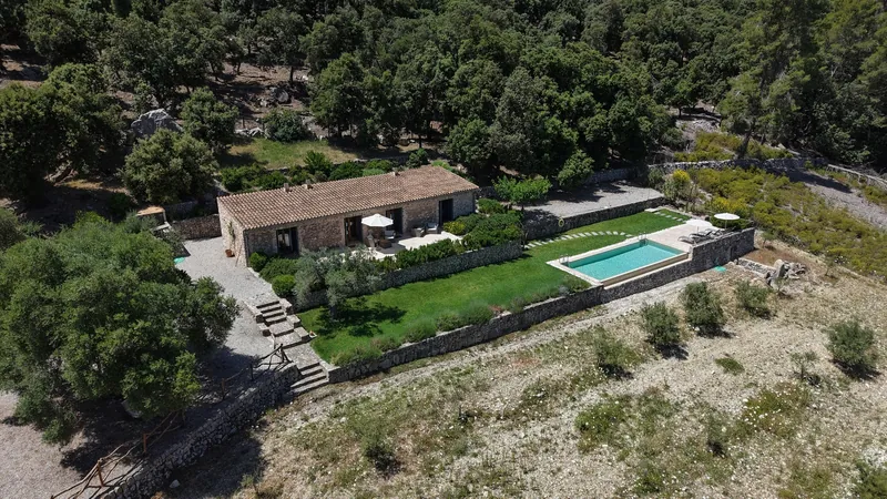 Hotel rural entre montaña y olivos, vista aérea con la piscina