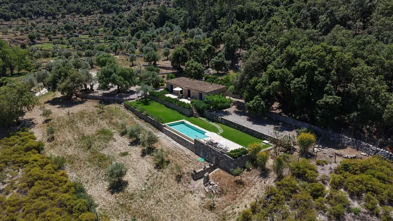 Hotel rural en un valle de Mallorca con piscina, fotografiado con dron