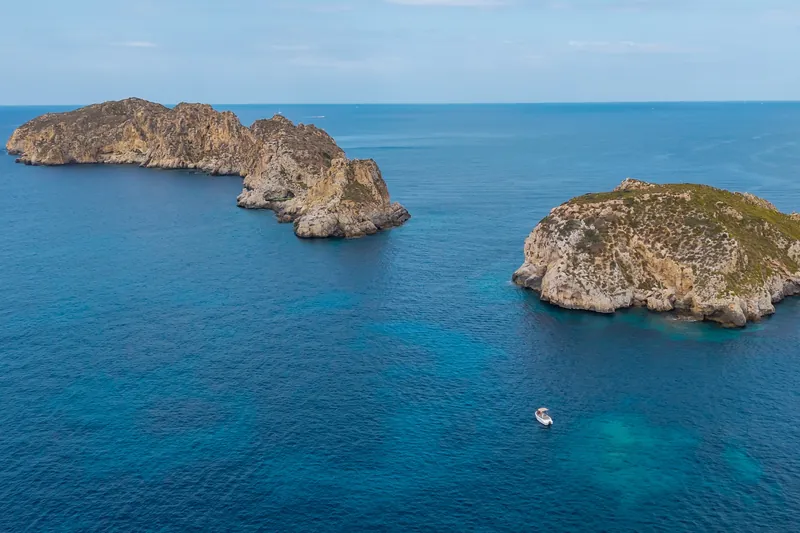 Dos islotes frente a la costa de Mallorca vistos desde el aire