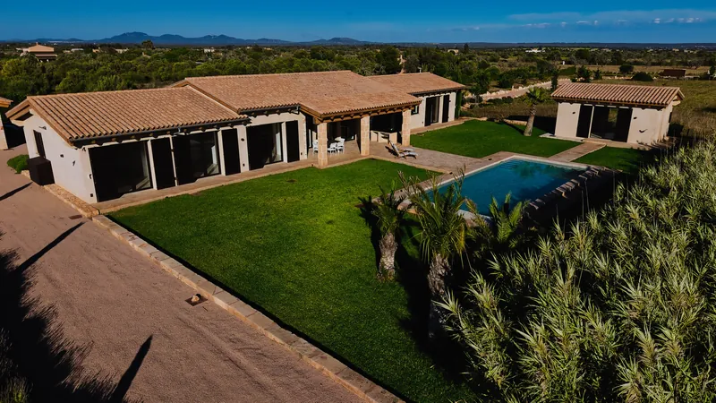 Villa mediterránea con piscina y jardín, fotografía aérea