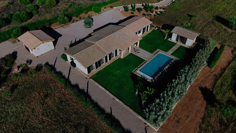 Villa moderna con piscina y jardín fotografiada con dron