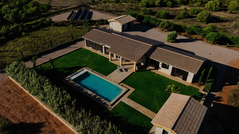 Arquitectura de villa con piscina y jardín vista desde el aire