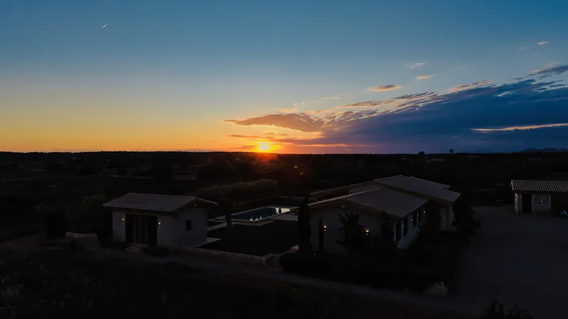 Villa con piscina al atardecer en el campo de Mallorca, vista aérea