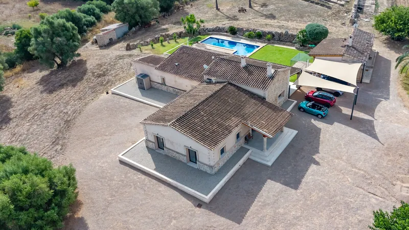 Villa rural con piscina y patio, vista aérea en picado