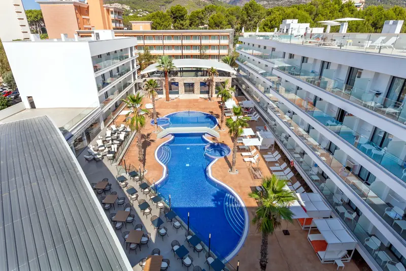Vista elevada de la piscina entre las alas del hotel