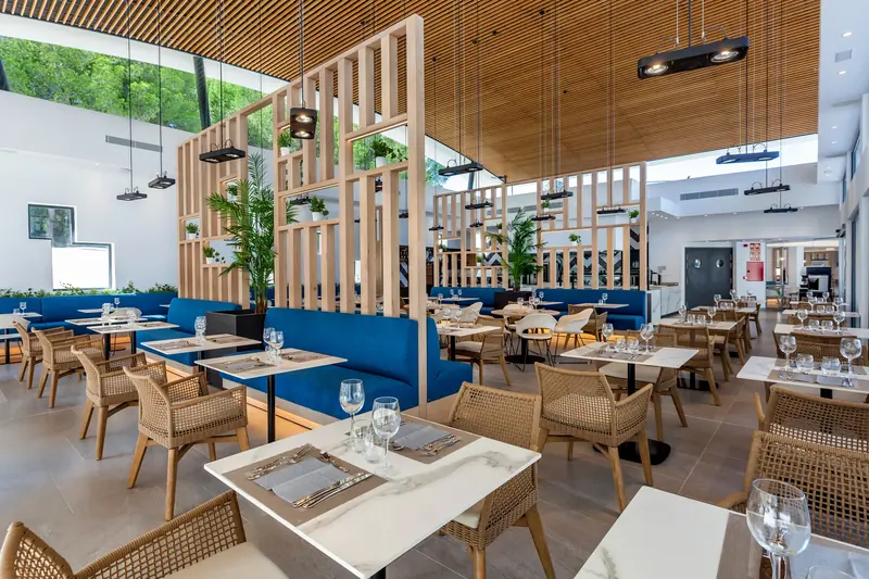 Restaurante en terraza cubierta con techo de madera