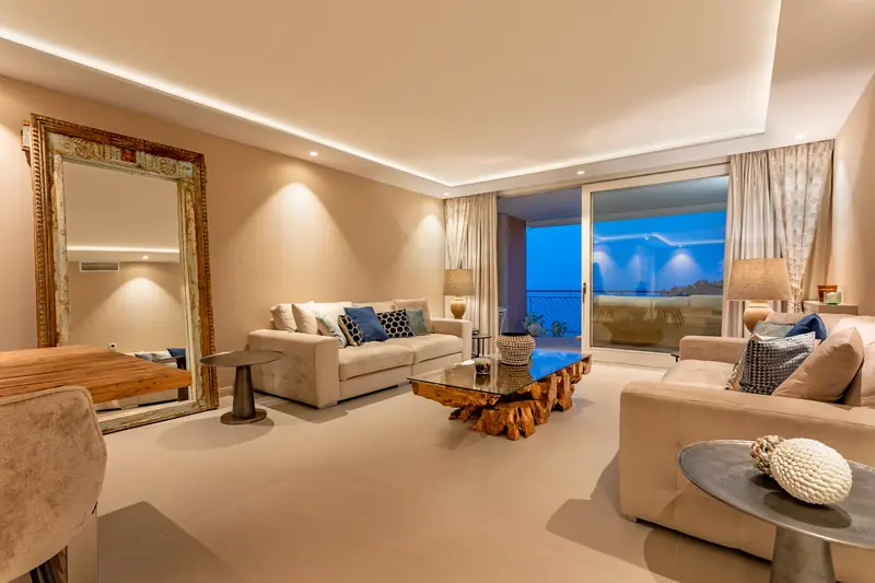 Suite con salón amplio y vistas al mar