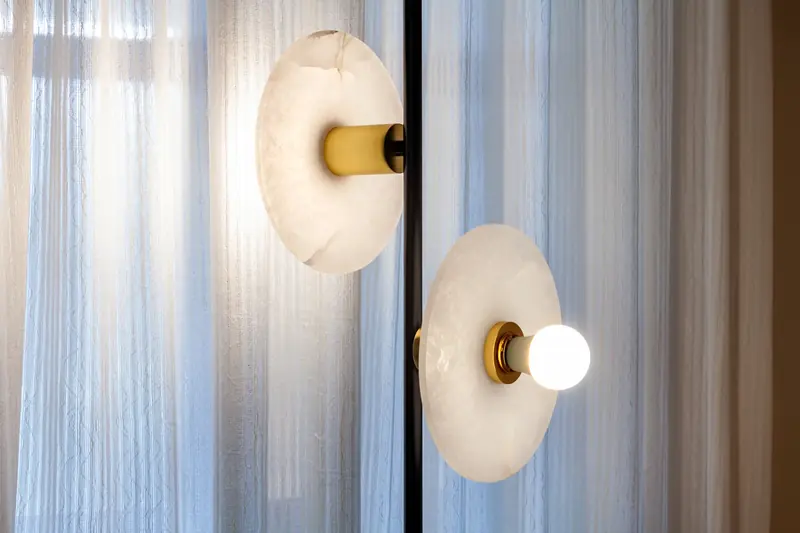 Apliques de alabastro junto a cortinas claras