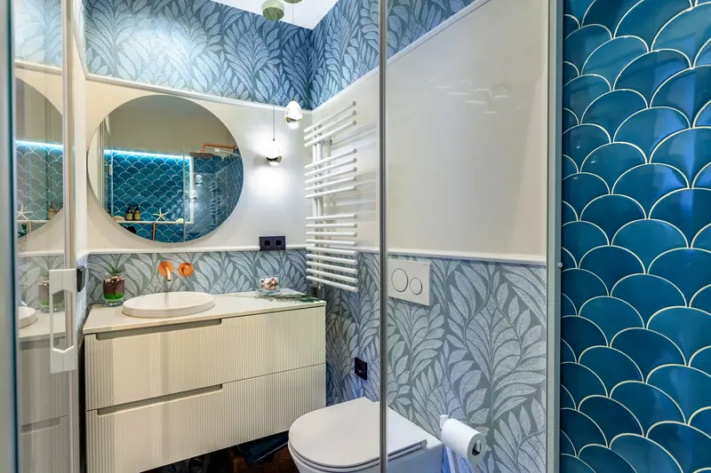 Baño con azulejo azul en forma de escamas