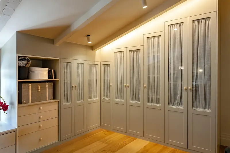 Vestidor con armarios lacados y cortinas