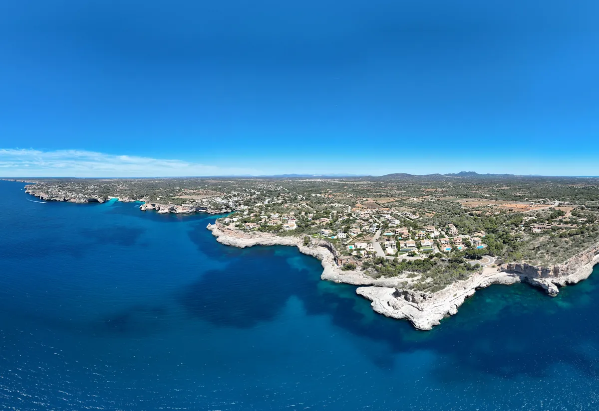 Panorámica 360 aérea de la costa y los acantilados del sur de Mallorca
