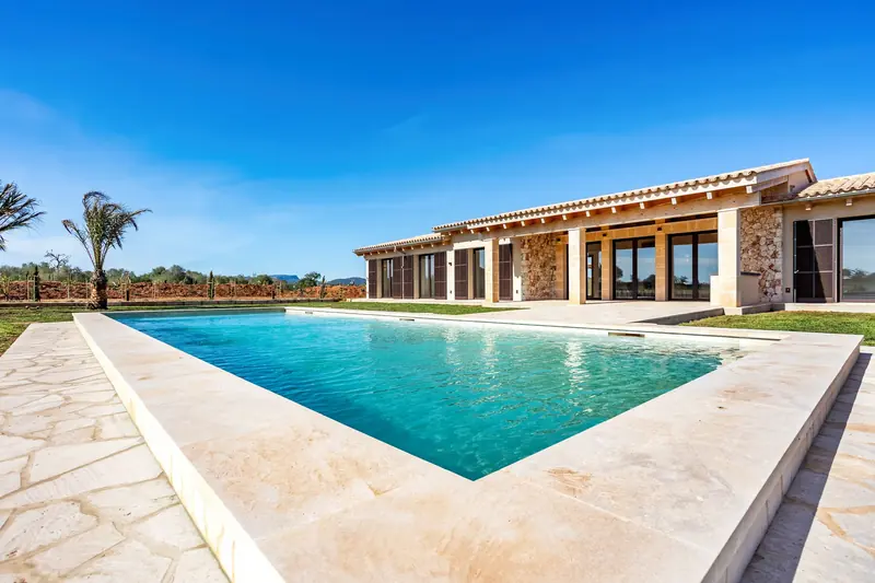 Casa de una planta con piscina alargada