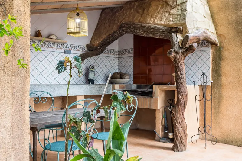 Cocina exterior con barbacoa de obra