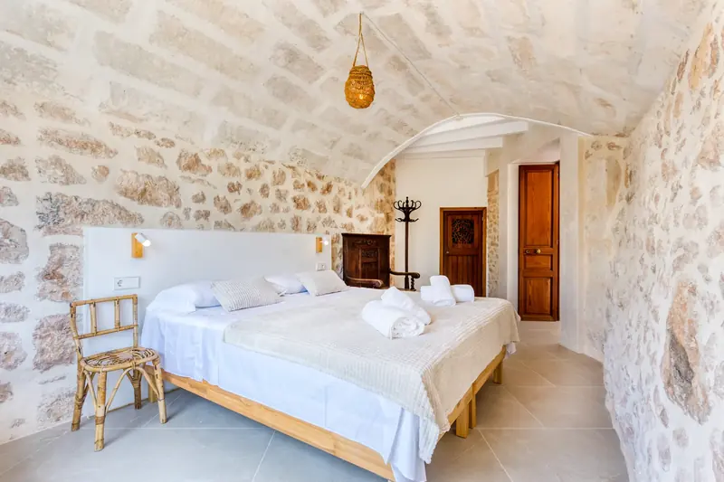 Dormitorio bajo bóveda de piedra