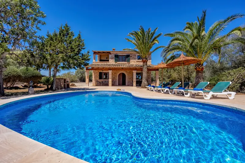 Finca de piedra con piscina y palmeras