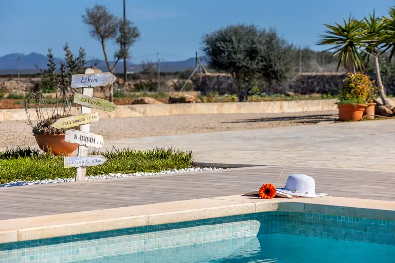 Piscina de finca con vistas al campo