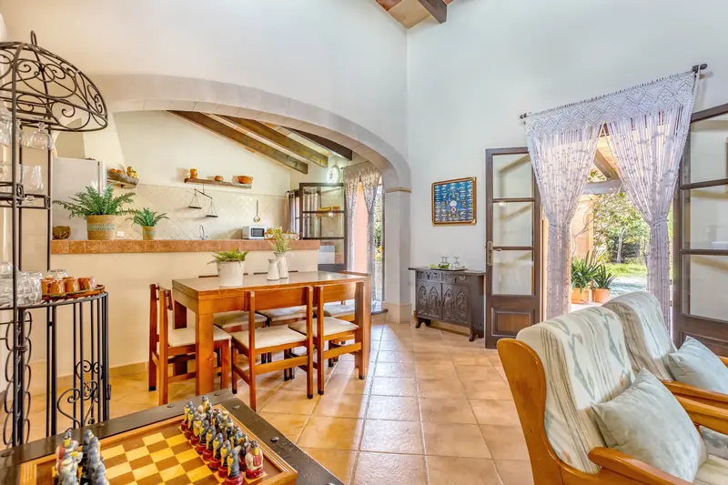 Salón comedor de casa rústica con techo de vigas