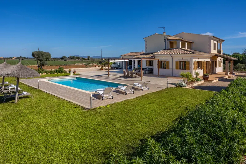 Villa con piscina y jardín de césped